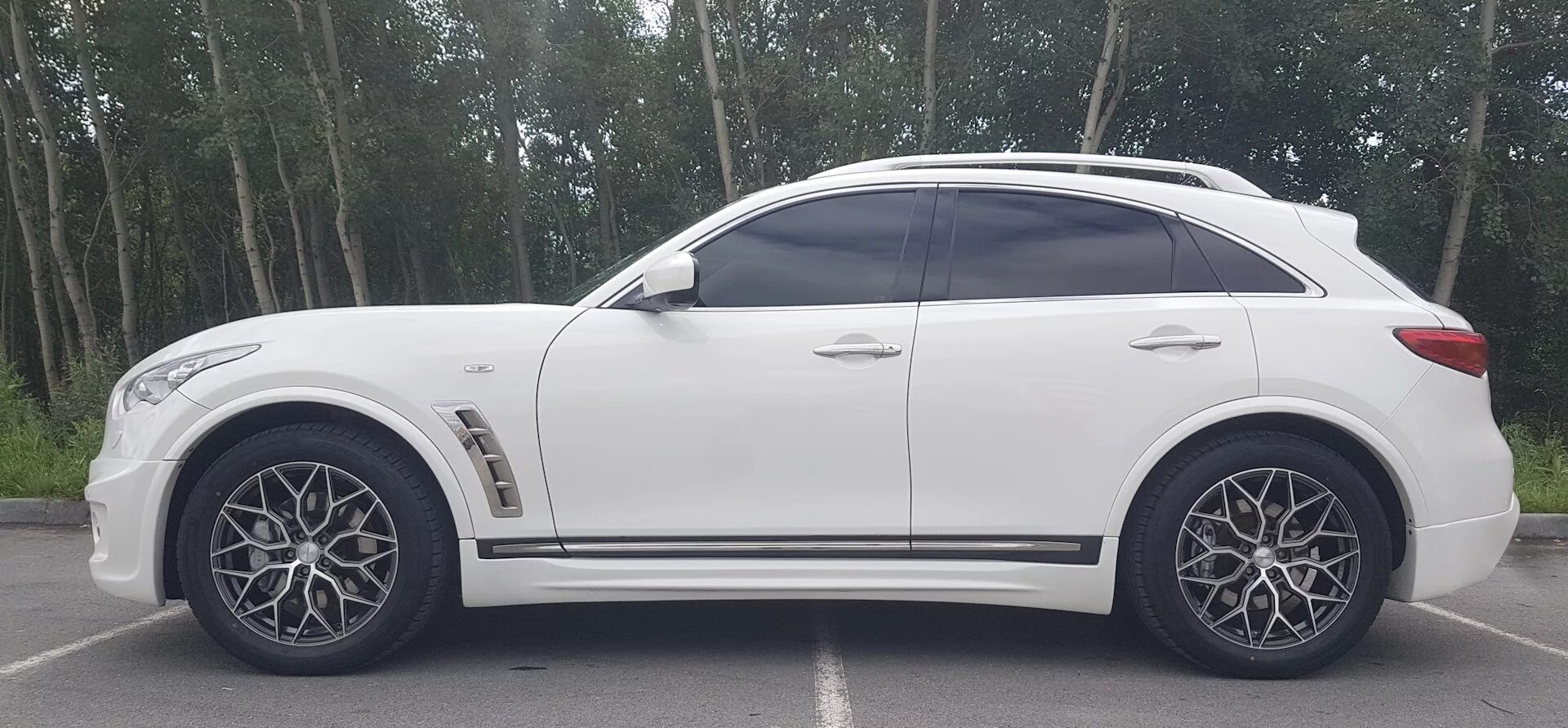 Infiniti fx 3.0. Infiniti fx35 r20. fx37s вид сбоку. draco r20. какие диски подойдут для белого инфинити.
