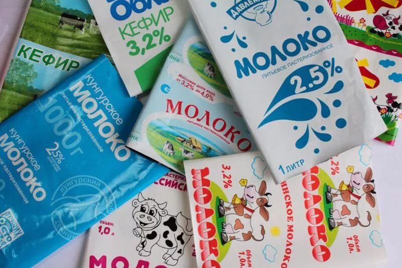 Молоко в полиэтиленовых пакетах. Полиэтиленовая упаковка для молока. упаковка молочных продуктов. молочная продукция в пакетах. пленка для молочных продуктов.