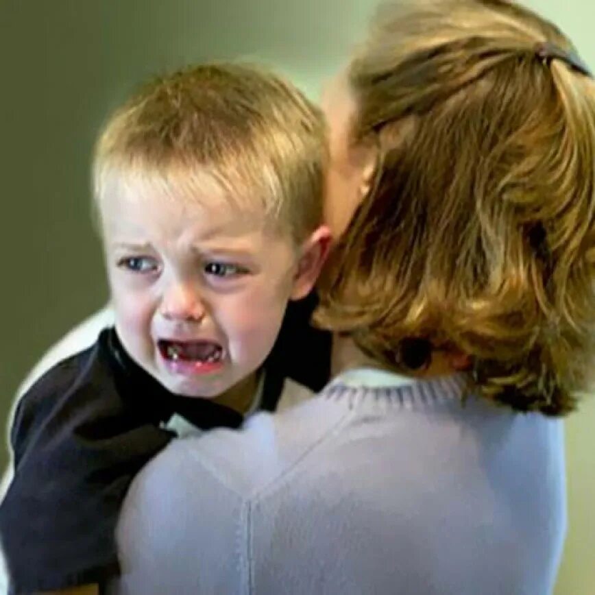 Мальчик жалуется маме. Ребенок плачет. Плачущие дети в детском саду. Ребенок ревет в детском саду. Ребенок плачет в садике.