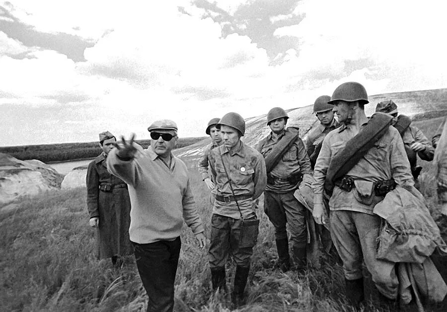 шукшин на съемках они сражались на родину. сергей бондарчук они сражались за родину съемки. они сражались за родину 1975. сергей бондарчук они сражались за родину съемки. юрий никулин в фильме они сражались за родину.