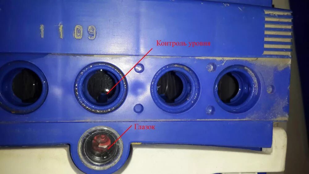Уровень жидкости в аккумуляторе Аком-60. Уровень долива дистиллированной воды в аккумулятор. Уровень электролита в АКБ. Доливка дистиллированной воды в АКБ.