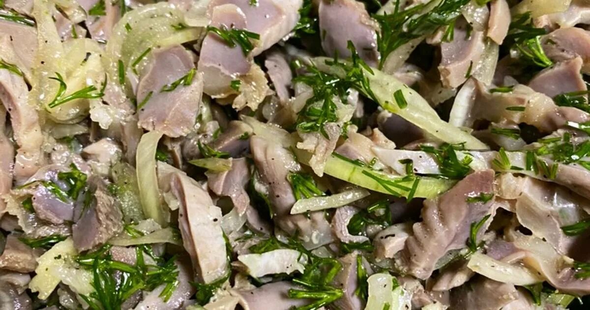 Желудки с маринованным луком салат. Маринованные куриные желудочки. салат с желудочками. салат с куриными потрошками. салат из куриных пупочков.