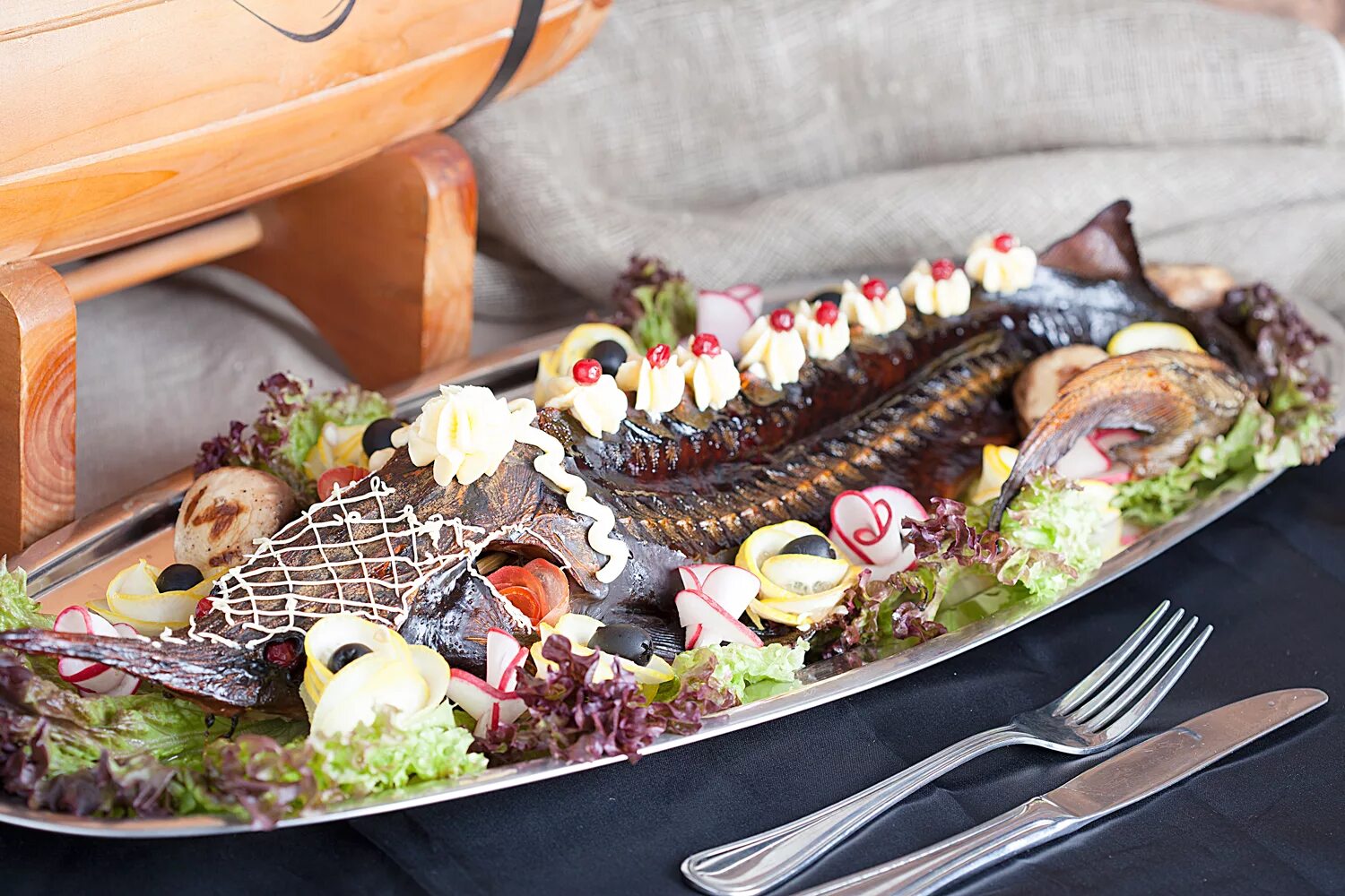 фарш судака. блюда для банкета. судак фаршированный целиком. банкетные блюда в ресторанах. рыбные блюда и закуски.