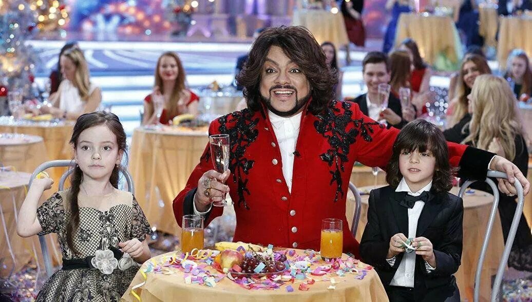 филипп пугачева и галкин голубой огонек. филипп кирковоро. филлип киркоров голубой огонёк. пугачева галкин и киркоров на новогоднем огоньке. филипп киркоров радуется.