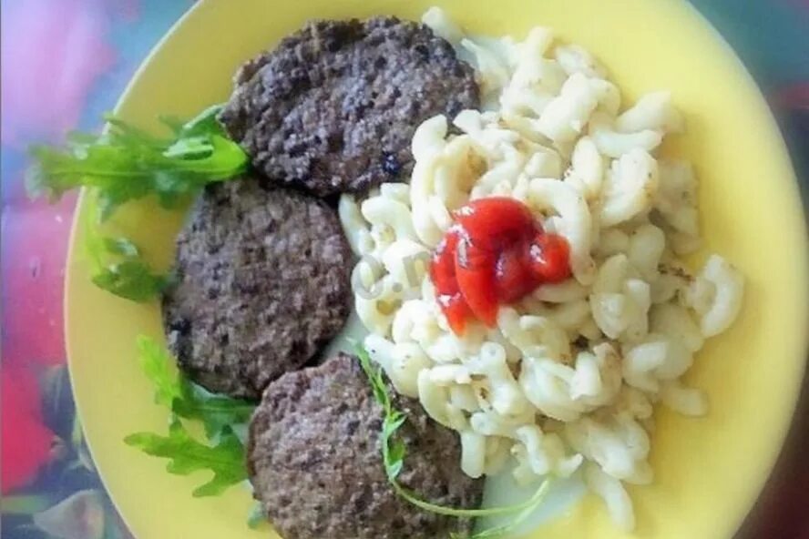 Рецепт котлет с куриной печенью. Печеночные котлеты с рисом. печень котлеты. пюре с котлетой. печеночники с рисом.