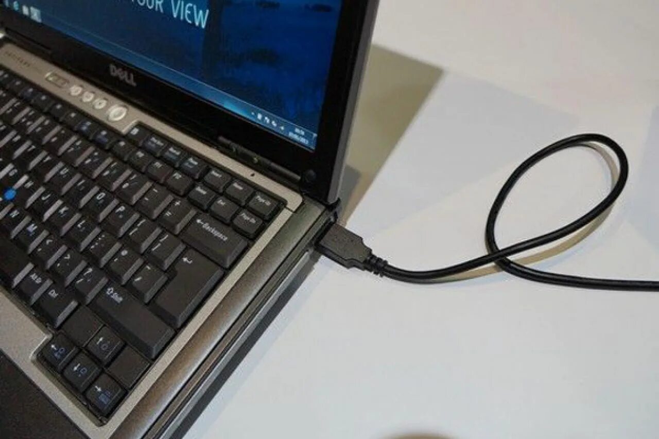 Ноутбук без зарядки. Ноутбук USB. Ноутбук заряжается. Ноутбук с проводами.