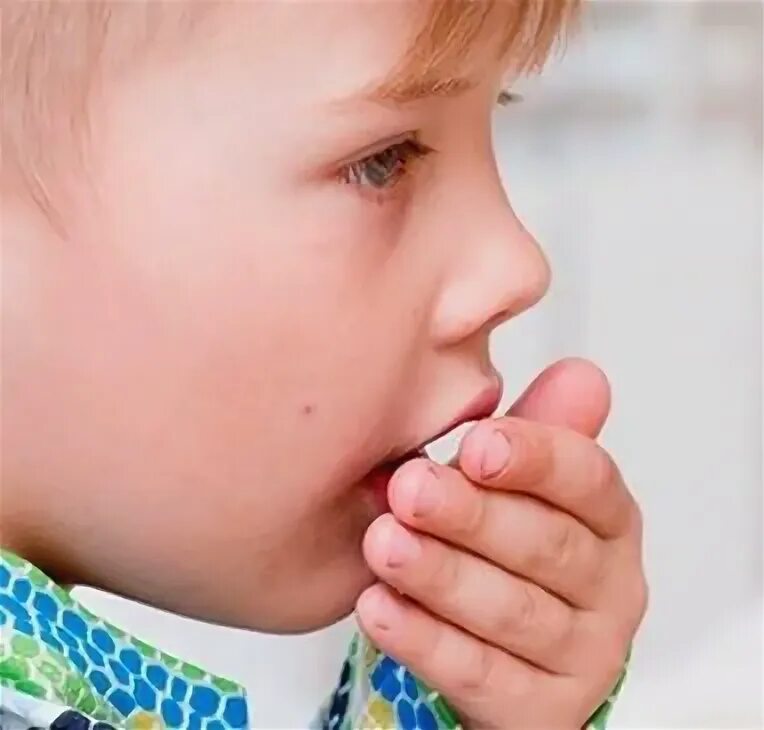 кашель у ребенка. коклюш у детей клинические проявления. кашель у ребенка. симптомы гриппа у детей. ребенок кашляет.