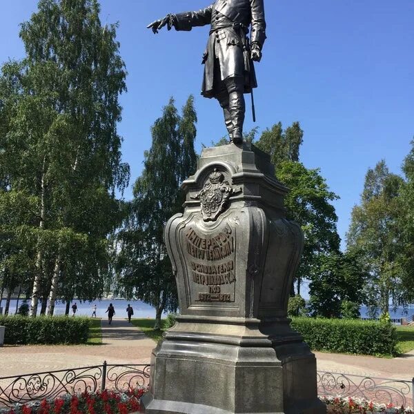 Памятник императору петру великому. Памятник петру первому в петрозаводске. Почему памятник петру в петрозаводске. Памятник петру первому в петрозаводске. Памятник императору петру великому основателю петрозаводска.