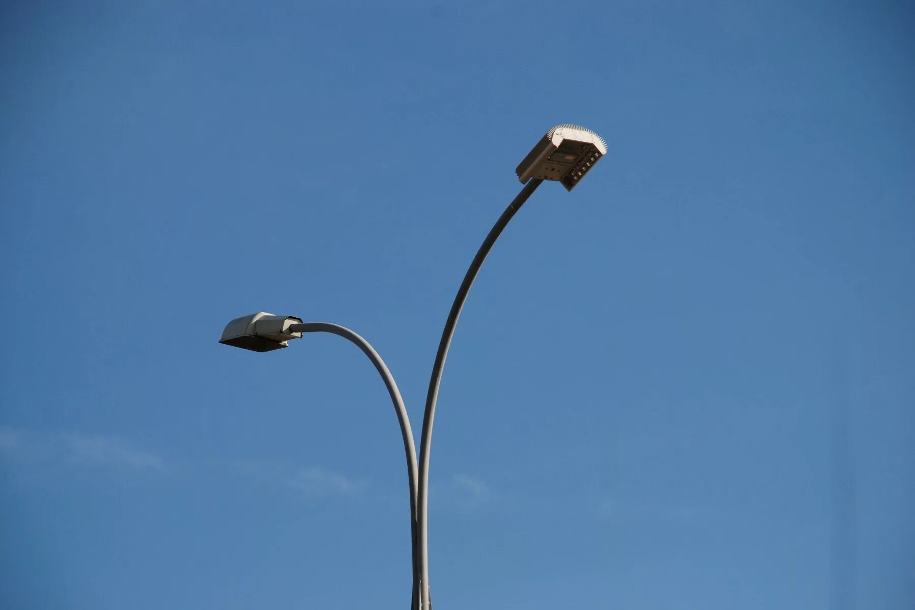 Светильник уличный к1п. Фонарный столб. Уличное освещение на Столбах. Уличное освещение города. Шагающая фонари
