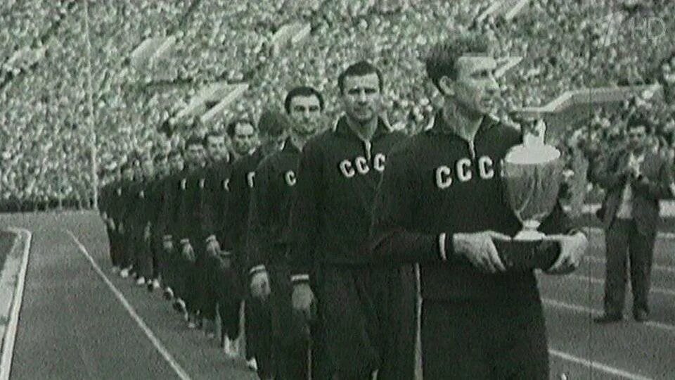 Сборная ссср по футболу на олимпийских играх. Яшин чемпион Европы 1960. Лев Яшин Чемпионат Европы 1960. Лев Яшин 1956. Лев Яшин сборная СССР по футболу.