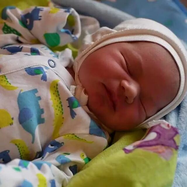 грудной ребенок. новорожденный ребенок. младенцу 4 дня. мама с ребенком в роддоме. новорожденный ребенок 1 день жизни.