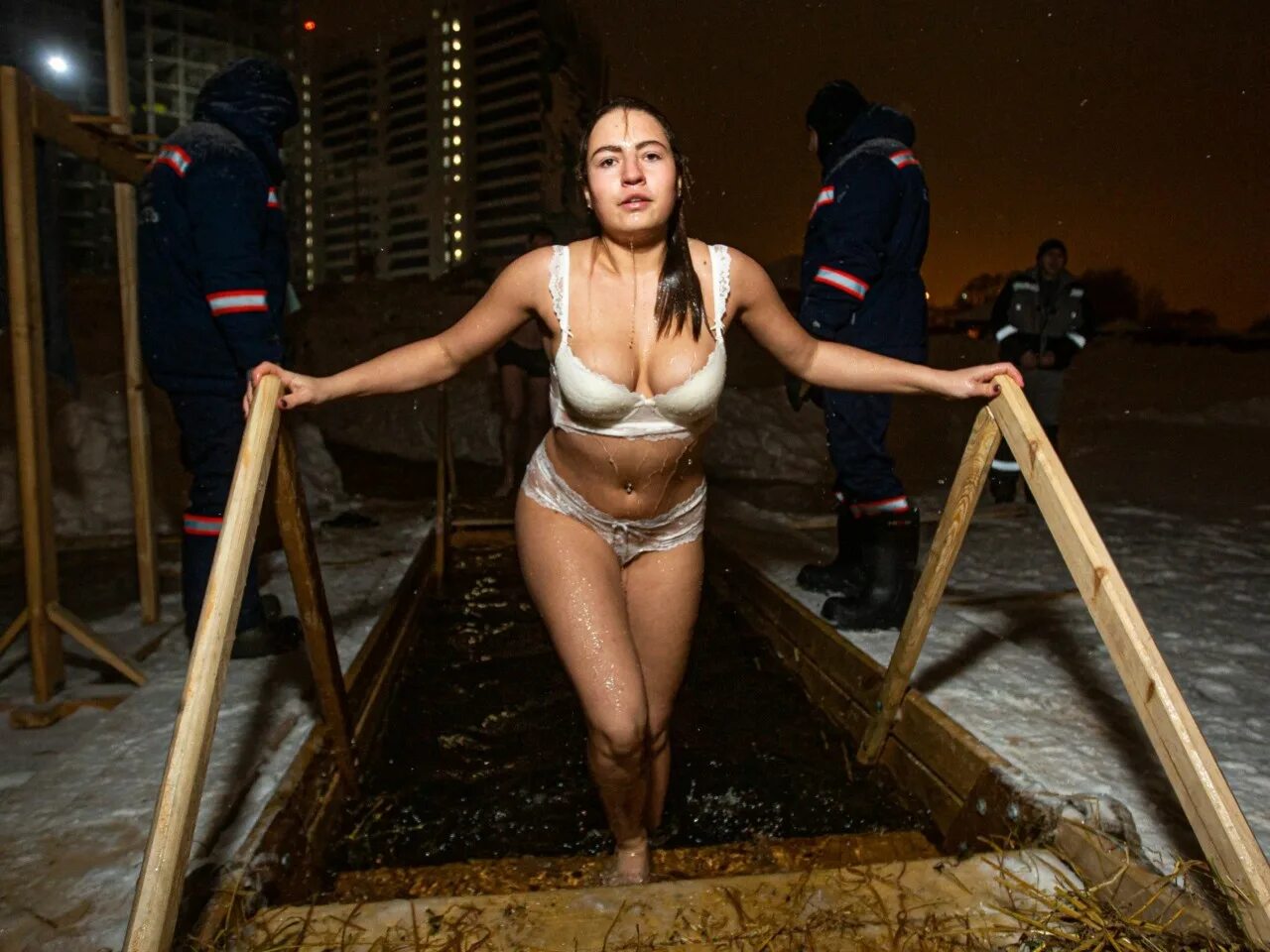 Крещенские купания. Купания в проруби на крещение 2022. Бабы в проруби на крещение 2014. Девушка в проруби. Красивые женщины в купели.