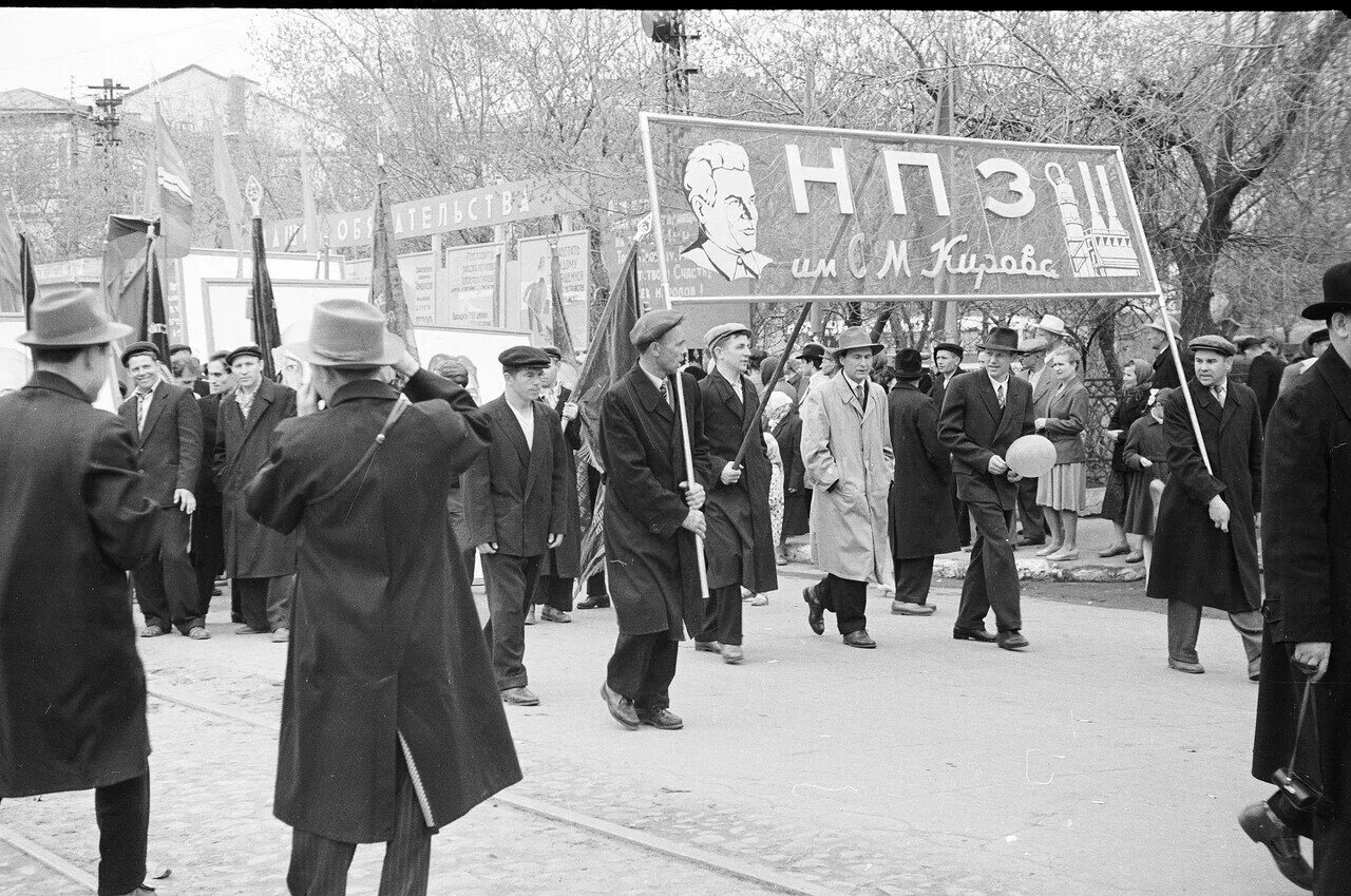 1 мая саратов. Демонстрация 1 мая Фрунзе СССР. Первомайская демонстрация архив СССР. Уфа: Первомай демонстрация СССР. Первомайская демонстрация в СССР студенты.