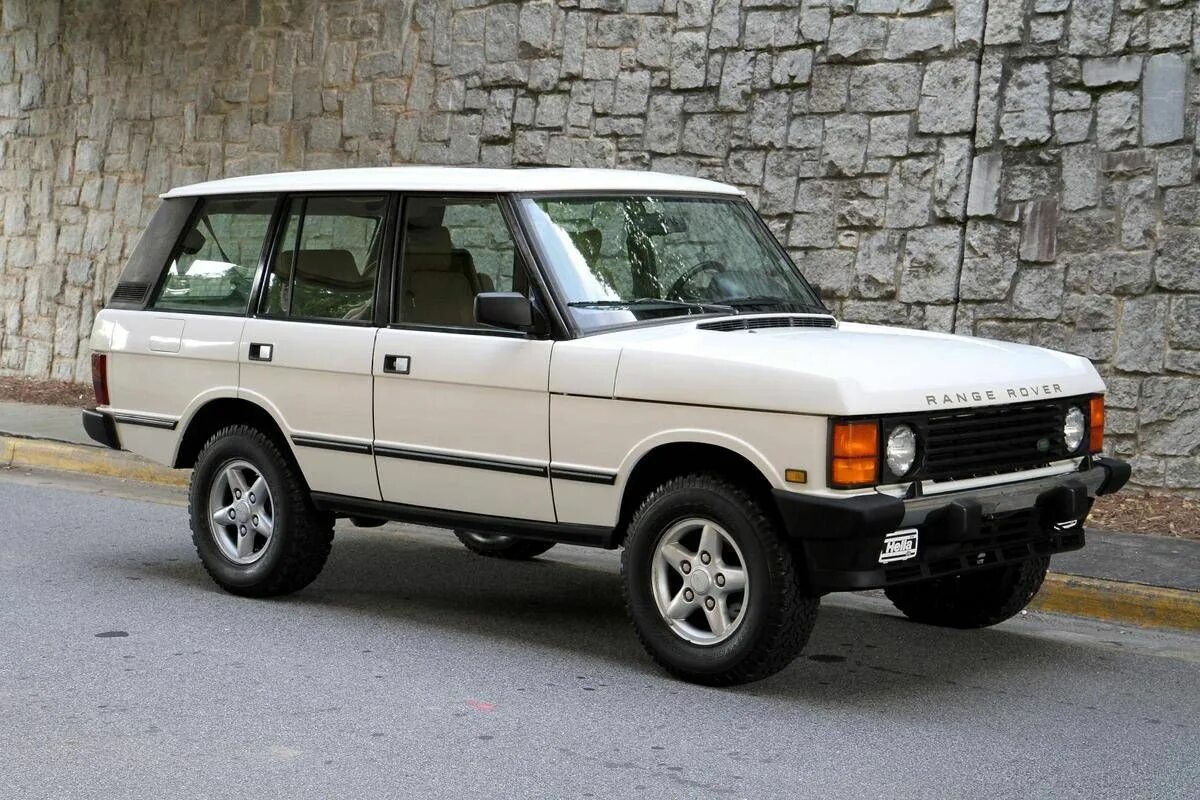 Ленд ровер 1 поколение. 1995 Land Rover range Rover Classic. Range Rover 1. Ленд Ровер Рендж Ровер Классик. Рендж Ровер 1 покол.