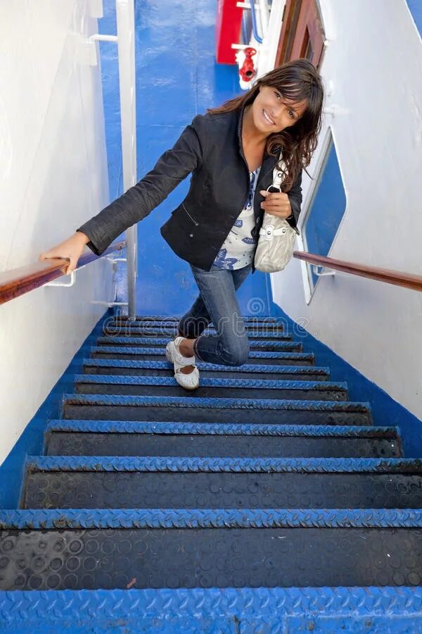 Дамы потихоньку пошли за поднимавшимся по лестнице. Девушка на лестнице. Девушка поднимается по лестнице. Фотосессия на лестнице вид сверху. Девушка на лестнице в подъезде.