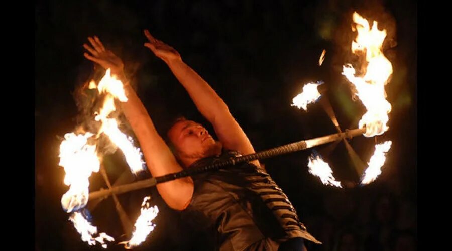 дабл стафф фаер. стаффы фаер. палка для фаер шоу. боевой стаф файер шоу. стаффы фаер.