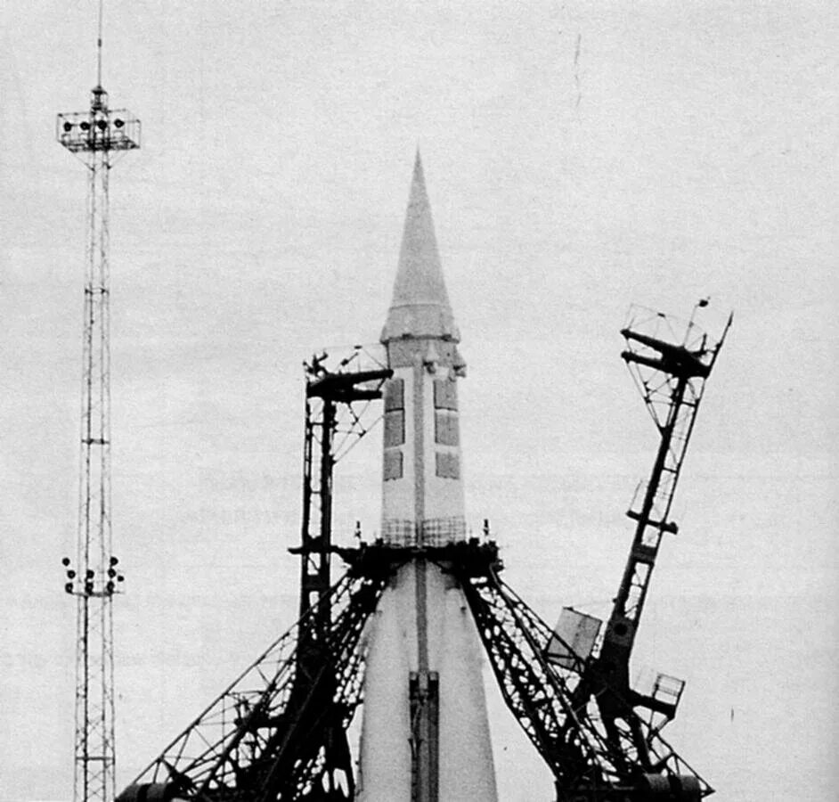 Первый космический аппарат поднявший человека. Первая межконтинентальная баллистическая ракета СССР р7. Ракета р7 Королев. Ракета-носитель межконтинентальная баллистическая ракета р-7. Баллистическая ракета 1957.