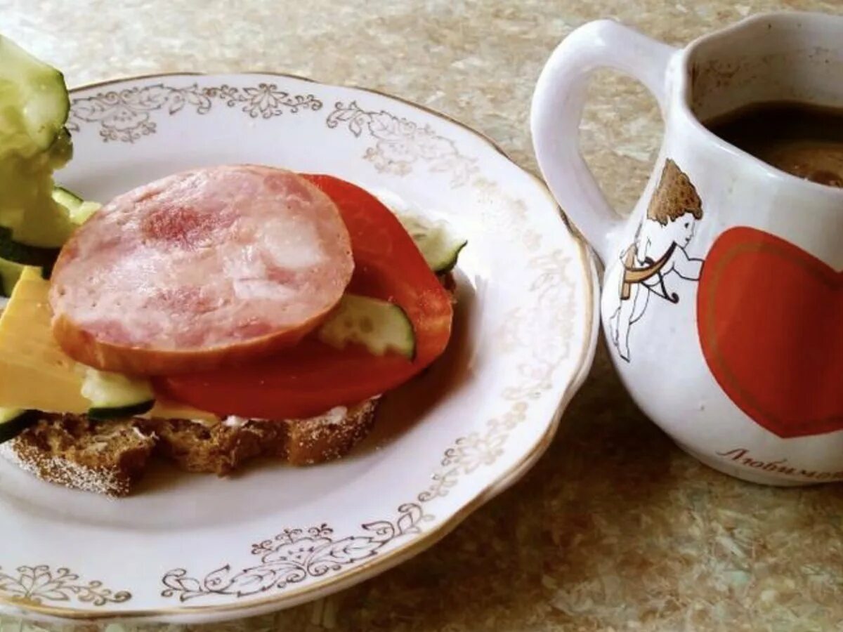 Завтрак бутерброд с сыром. Кофе с бутербродом. Завтрак бутерброды и чай. Утренний бутерброд. Бутерброд с колбасой.