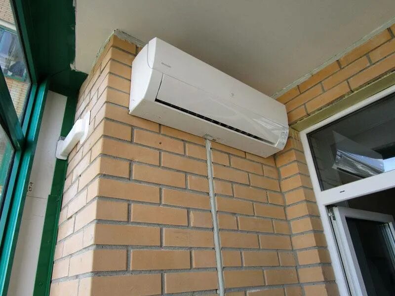 Установить кондиционер лоджии. Наружный блок 38qus014d8s2j. Короб для наружного блока кондиционера на лоджии. Наружный блок кондиционера на балконе. Установить кондиционер лоджии.