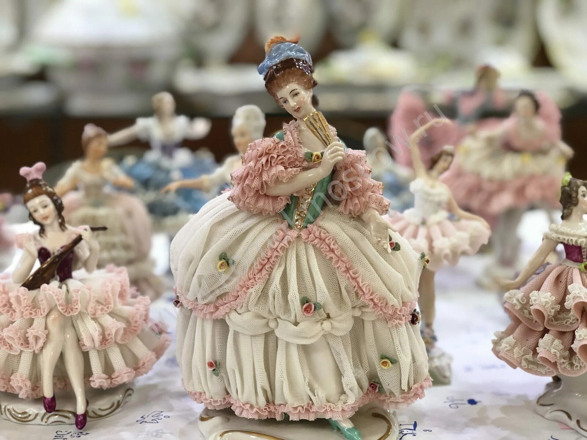 мейсенский кружевной фарфор. статуэтка с кружевом. дрезденский кружевной фарфор статуэтки. Unterweissbach кружевницы. дрезденские статуэтки.