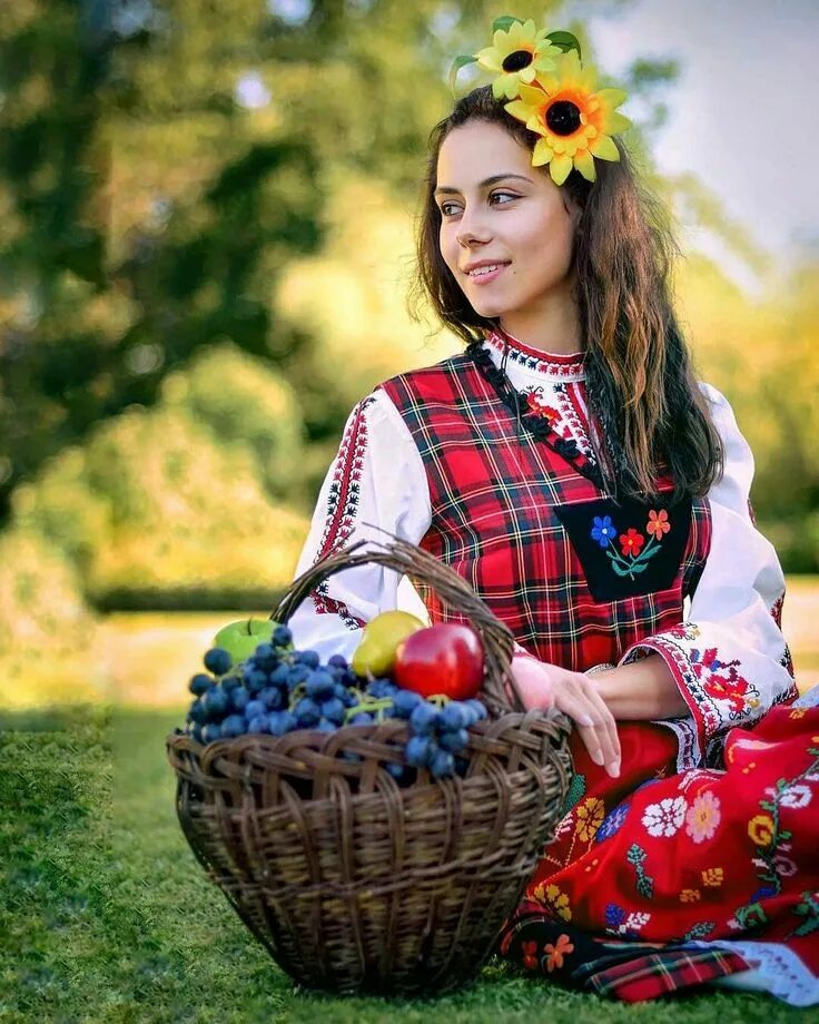 Болгарские женщины внешность. Болгары женщины. Болгарские девушки. Болгары девушки. Красивая девушка болгар.