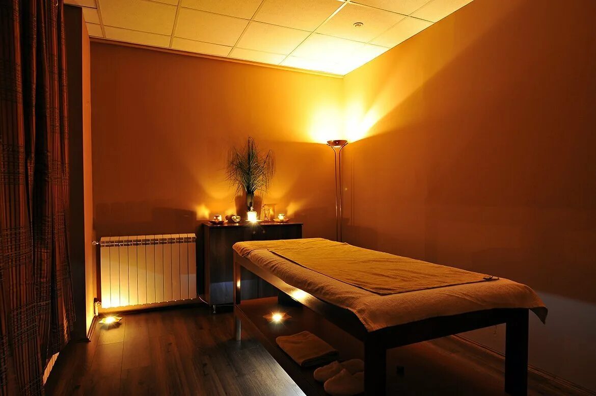 Массажный салон goldengirls24 ru. Комната для массажа. Интерьер массажного кабинета. Массажный кабинет спа.