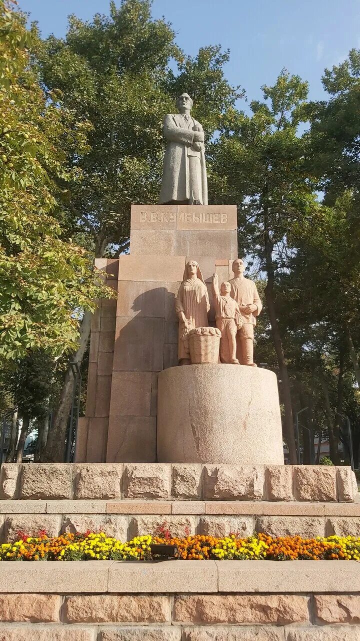 Памятник душанбе. Сквер Куйбышева Душанбе. Памятник Рудаки. Душанбе памятник Рудаки Таджикистан. Памятник Куйбышеву в Душанбе.