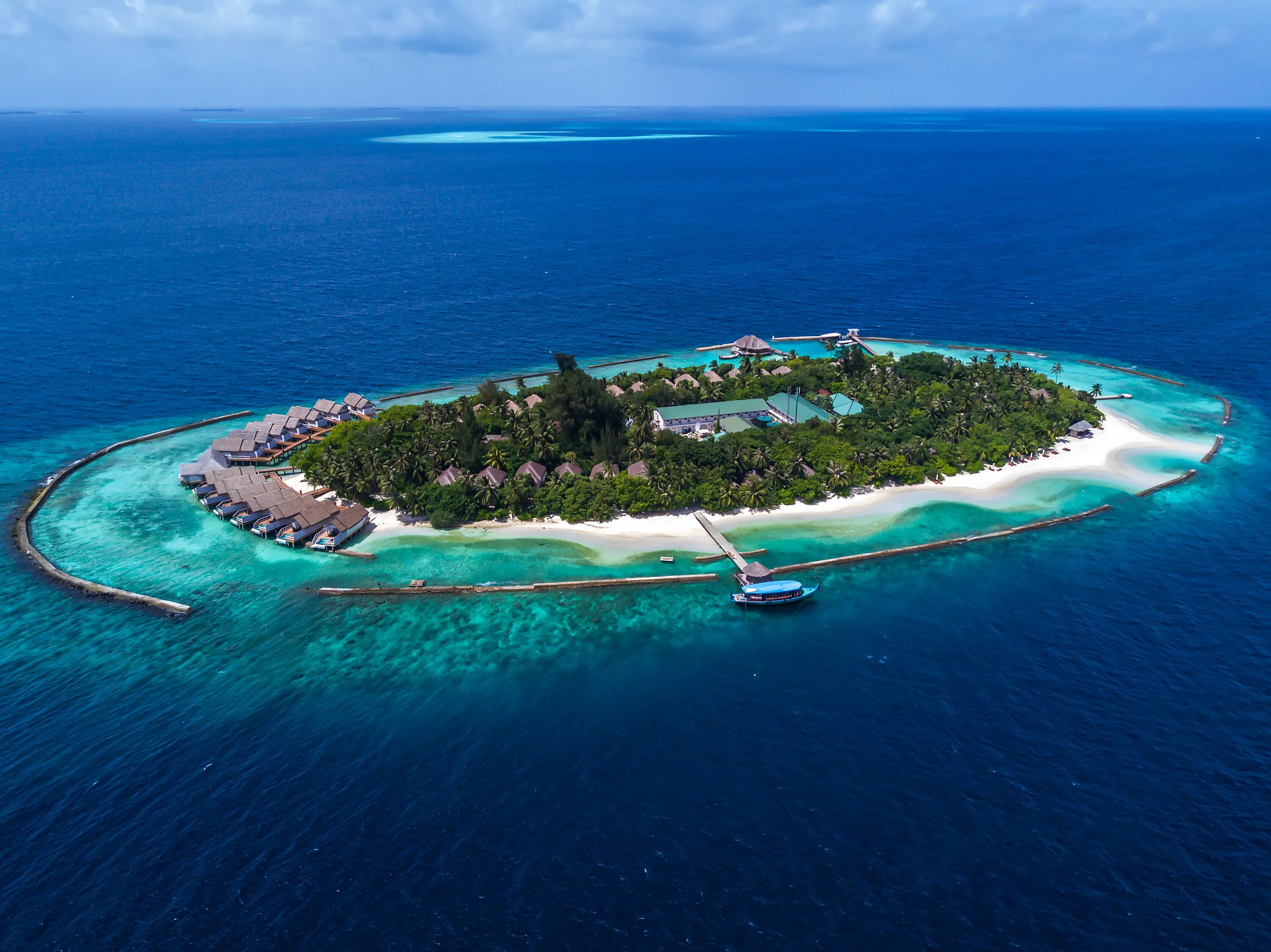 2 любых острова. Остров Rasdhoo Мальдивы. Атолл Расду Мальдивы. Северный Ари Атолл Мальдивы. Утхему Гандувару Мальдивы.