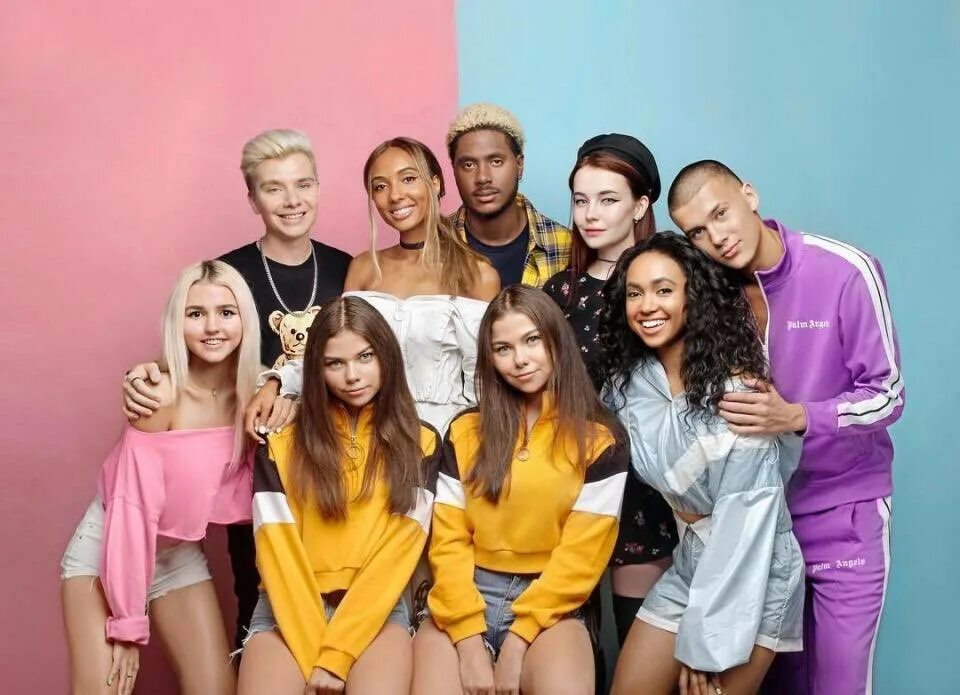 Австралия современная жизнь молодёжи. Фит лайф екатеринбург сулимова 46. Life команды. Командная фотосессия. Команда молодежь.