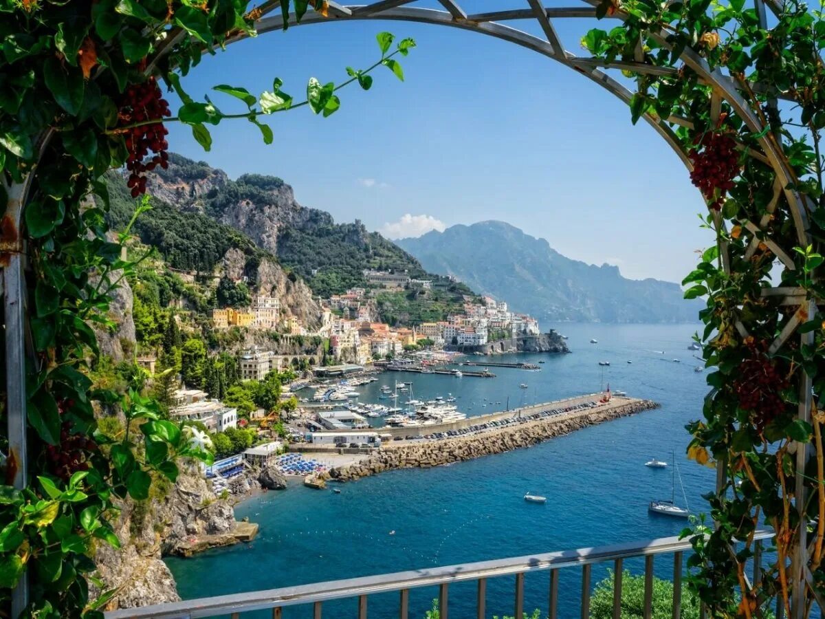 Лигурийское море италия. Италия побережье горы амальфи. Города расположенные на берегу моря. Крепость в портовенере италия. Города расположенные на берегу моря.