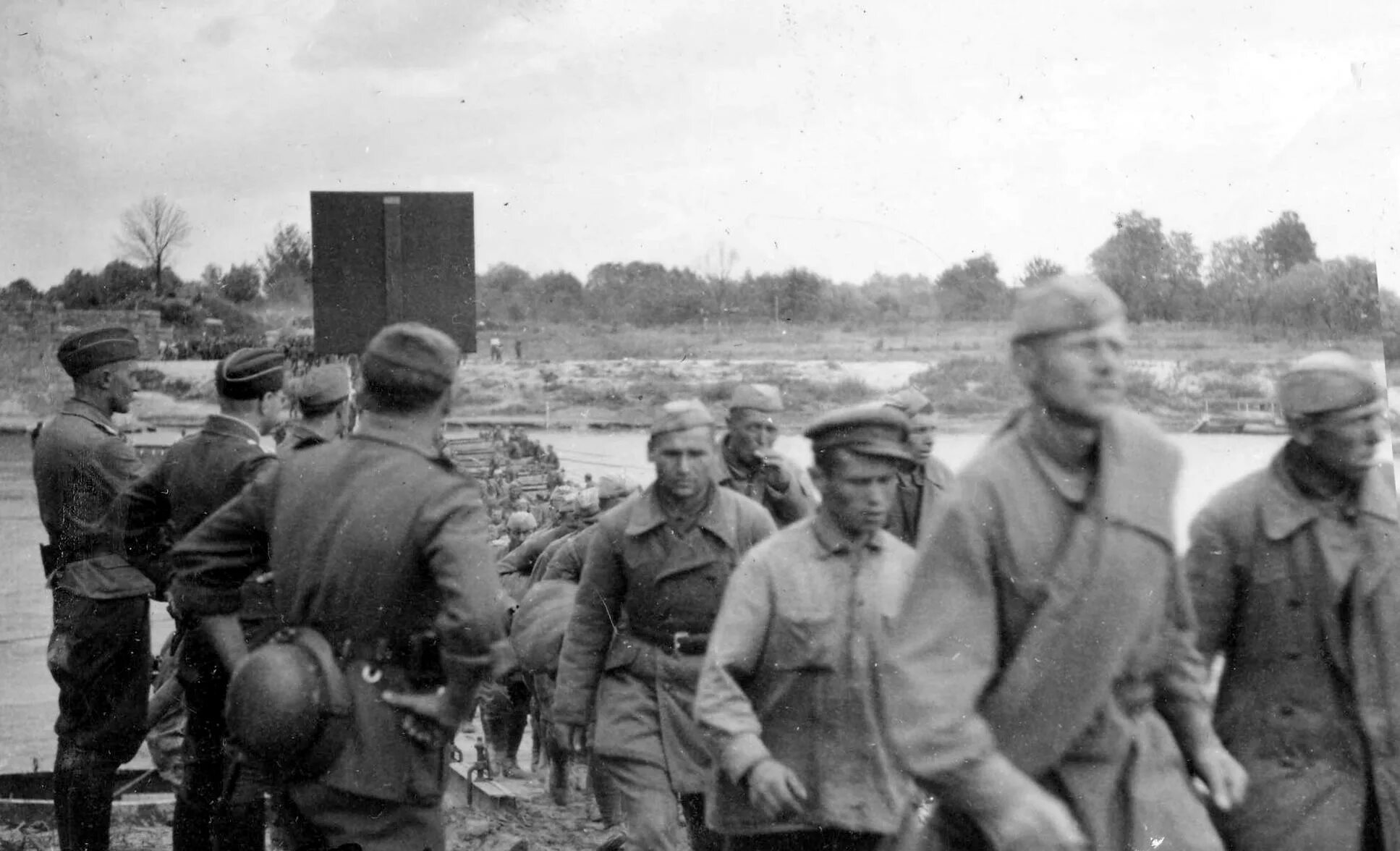 Солдаты в первые дни войны. Пленные советские солдаты 22 июня 1941 года. Немецкие солдаты 22 июня 1941. Хроника наступления немцев 1941. Первые дни войны 1941 год пленные.