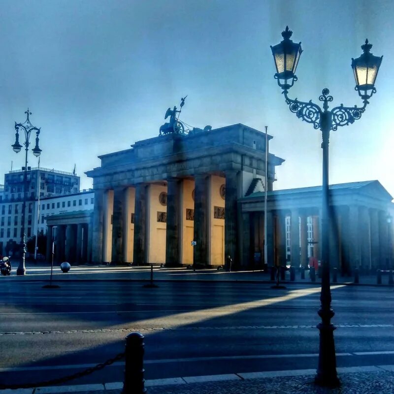 Иркутск берлин. «курляндский дворец» на унтер ден линден. Берлин обычные фото. Германия берлин улицы. Иркутск административный центр.