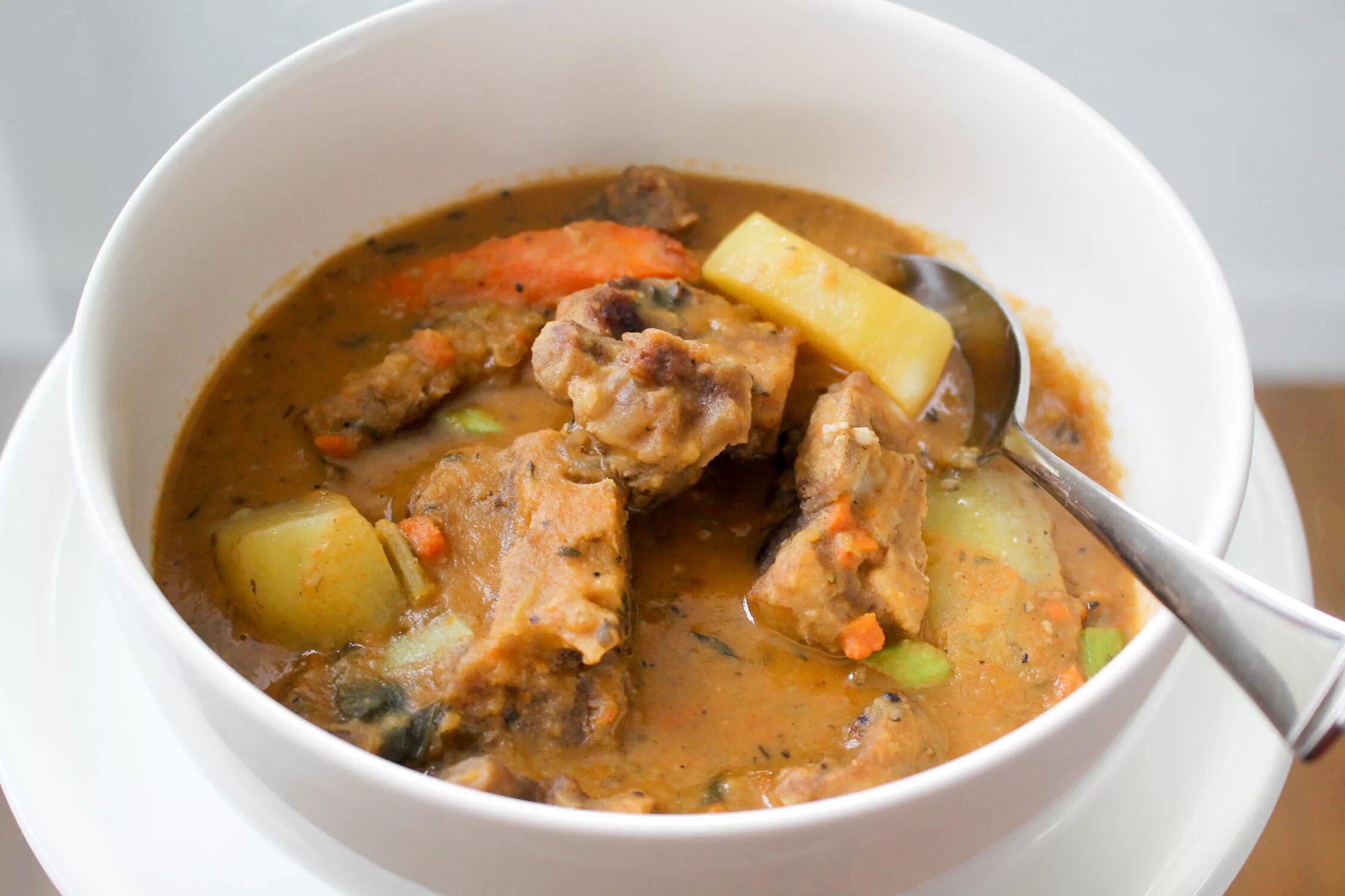 Говяжий суп рецепт. Суп окстейл-суп. Суп из бычьих хвостов Oxtail Soup. Говядина для супа. Гороховый суп с говядиной.