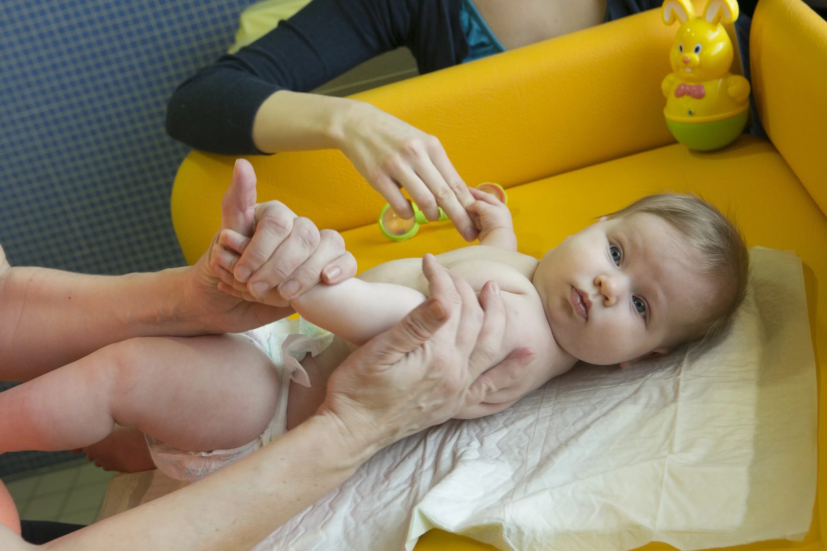 Парафиновые сапожки для детей. Аппликация парафина с озокеритом сапожок. Парафин для массажа детей. Парафиновые сапожки для детей. Теплолечение озокеритом.