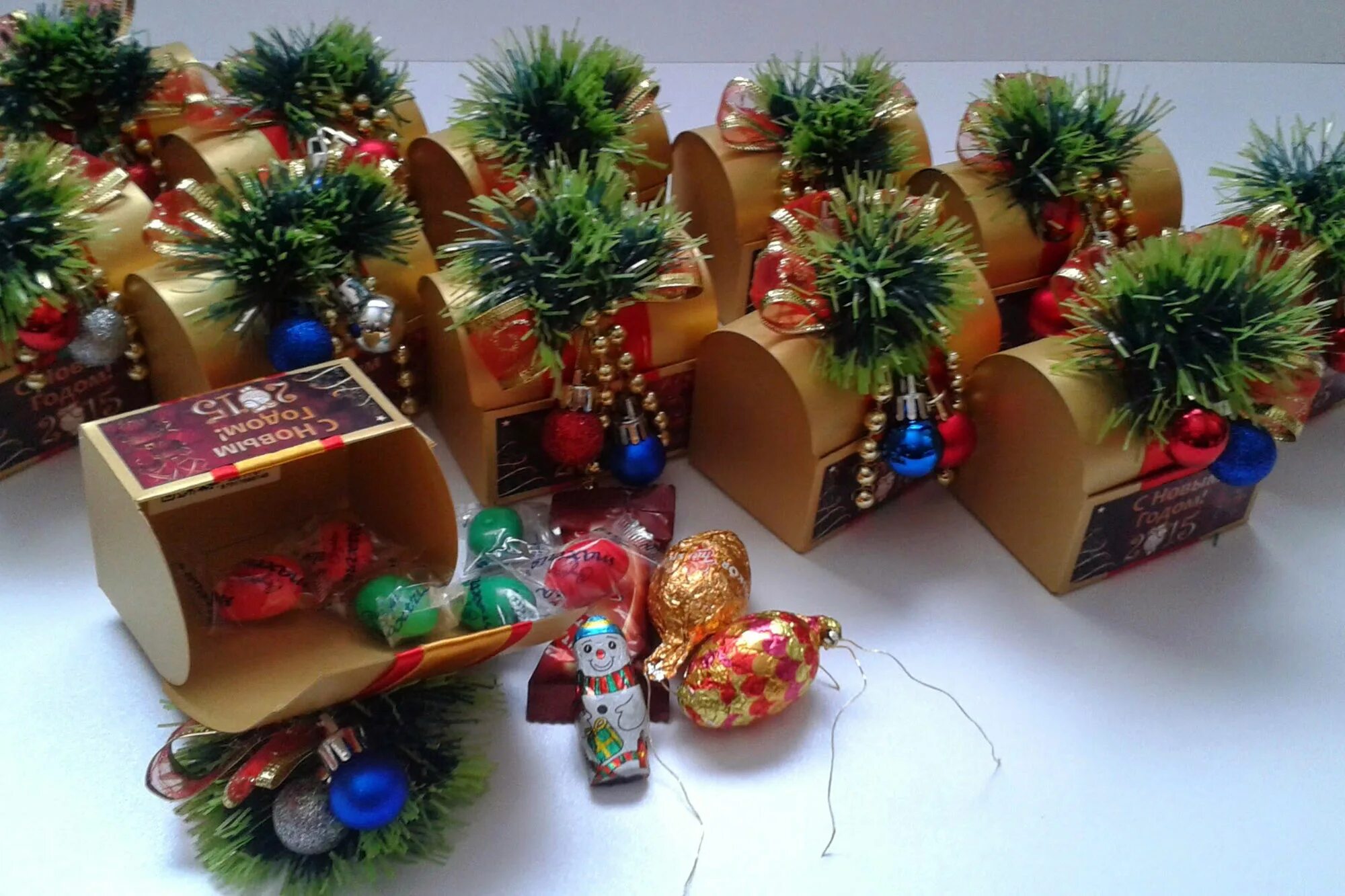 Поделка новогодняя сундук. Сундучок новогодний своими руками в детский сад. Подделка в детский сад новогодний сундучок. Новогодняя шкатулка поделка в садик. Сундучок деда мороза поделка в садик.