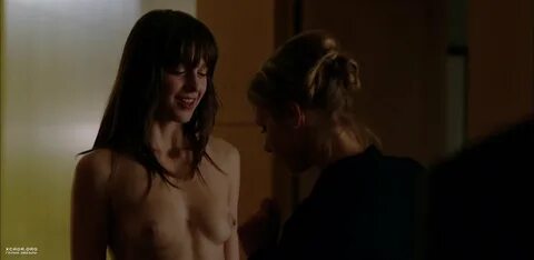 12. Голая грудь Мелиссы Бенойст - Родина (США) .