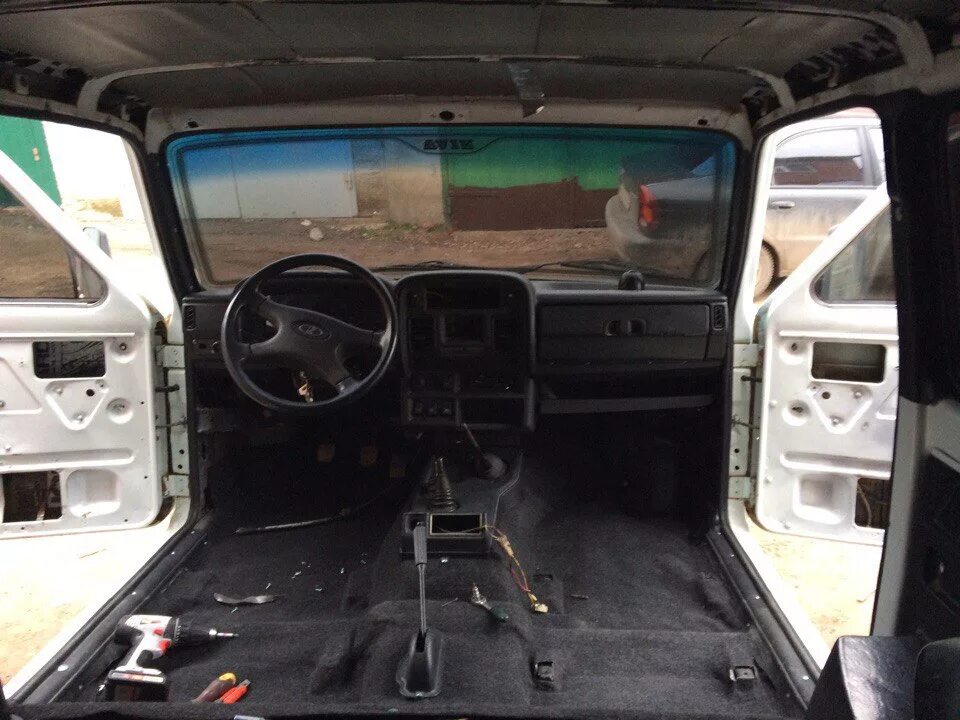 Обшивки дверей из экокожи на ниву, примерка подкрыльников - Lada 4x4 3D, 1,6 л, 