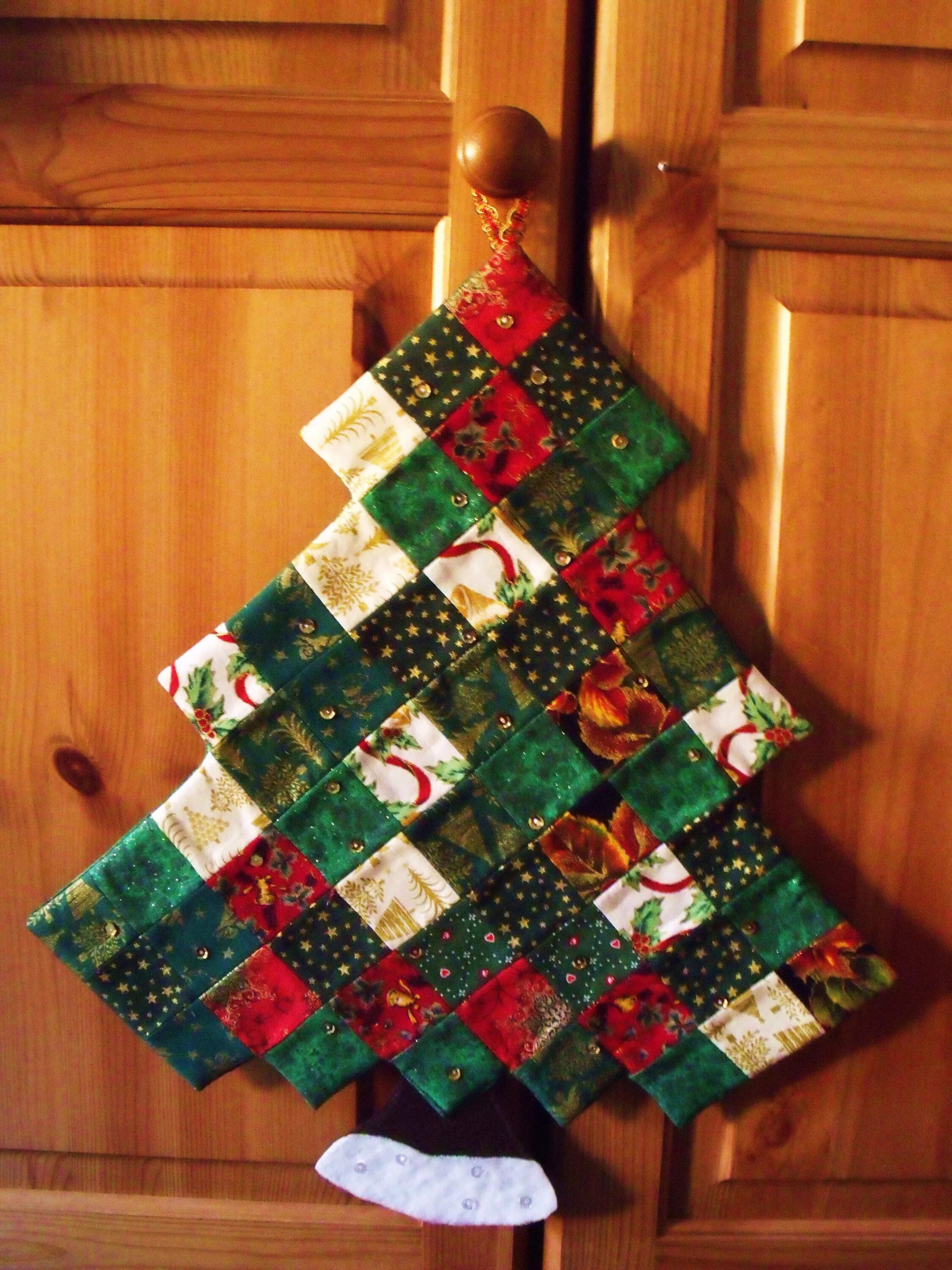 панно елка из ткани. елка из ткани из лоскутков. елочка из лоскутков. новогодние лоскутные прихватки. елочка из лоскутков ткани.