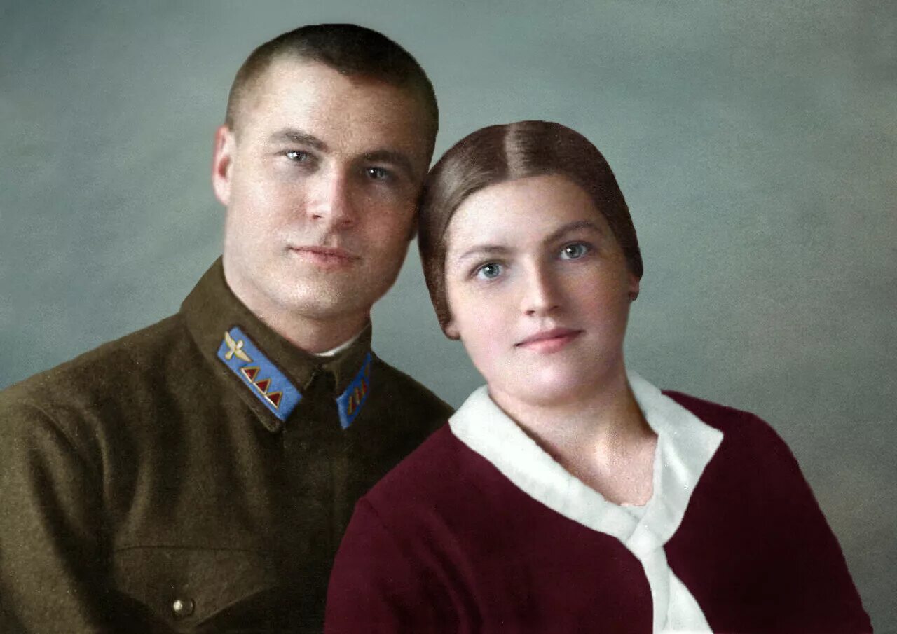 Семья военного. Портрет военного. Военный фотопортрет. Довоенные семейные портреты. Жены военных в военное время