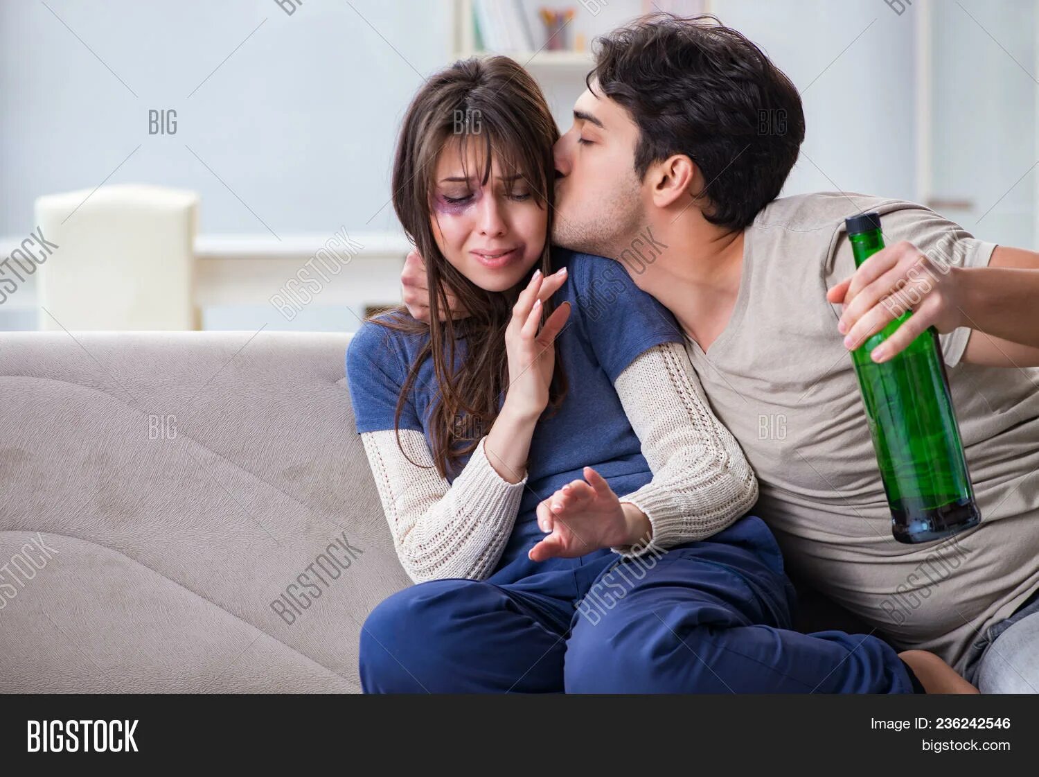 Женщина ругает пьяного мужа. Выпивают муж с женой. Жена столкнула мужа. Пьяные жены семей