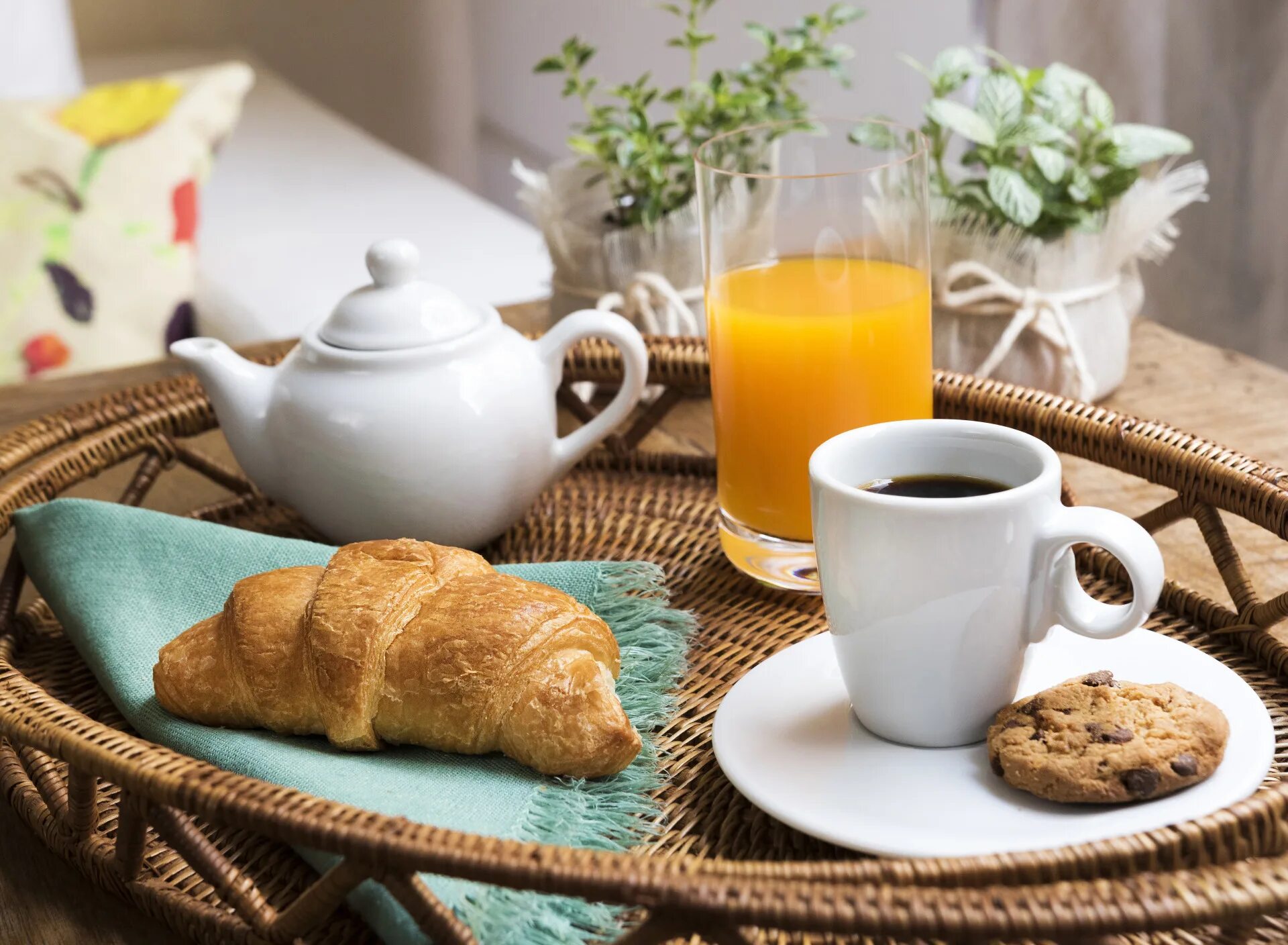 Кофе с бутербродом. Завтрак чай. Утренний кофе. Чай или кофе на завтрак. Завтрак с кофе.