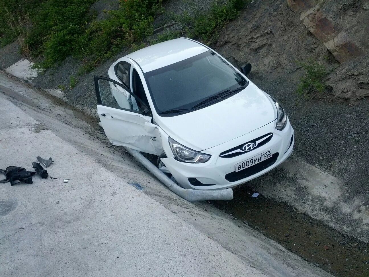 Солярис плохо. Hyundai solaris разбитый белый. hyundai solaris аварийный. разбитый хендай солярис 2015. хендай солярис 2013 авария.