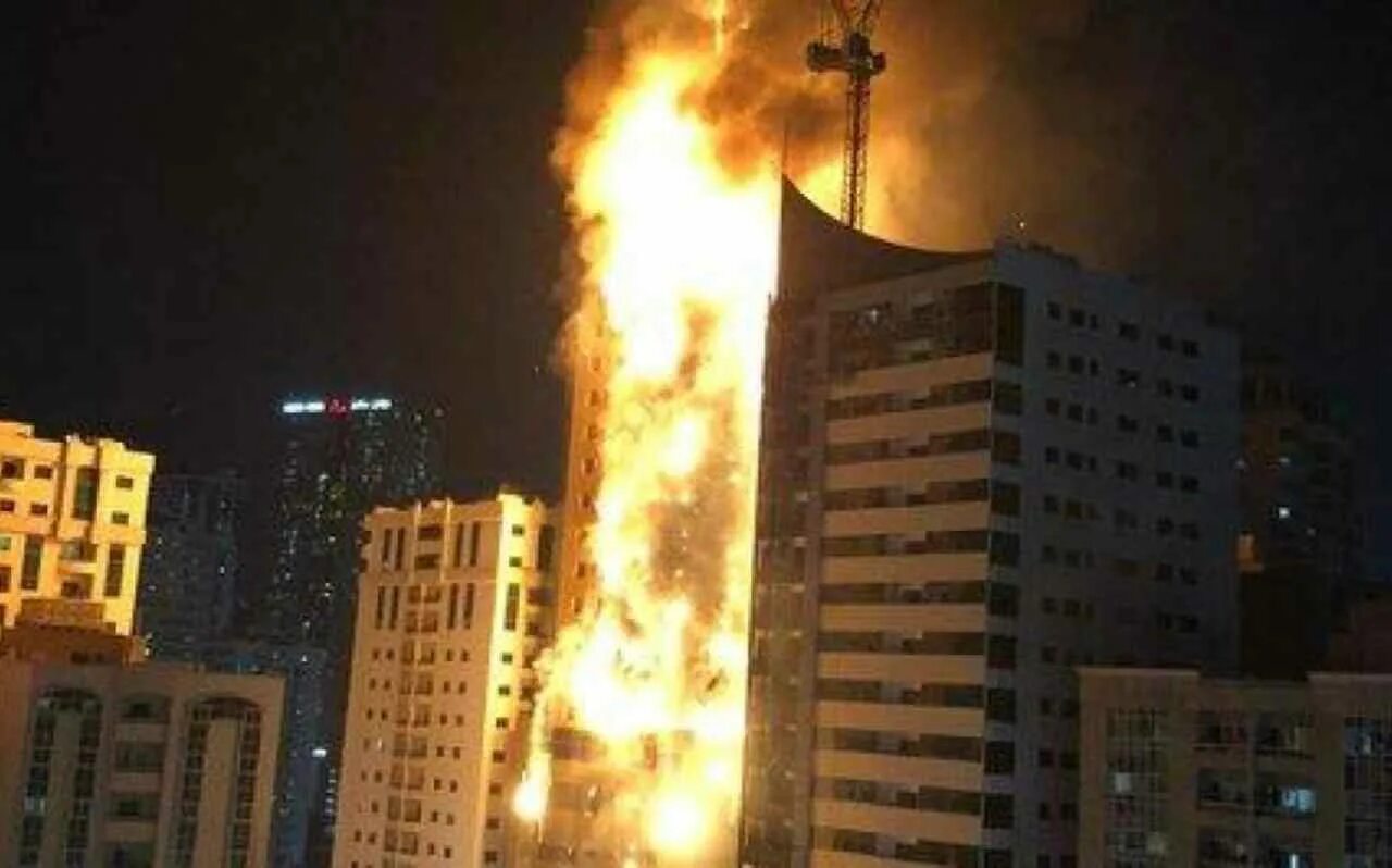 Горит небоскреб. Пожар небоскреба в Шардже. Горящий многоэтажный дом. Пожар в Дубае. Пожар в здании.