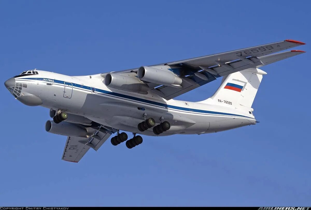 Самолет ил 76. Ил-76 военно-транспортный самолёт. Ил-76мд-90а. Военно-транспортный самолёт ил-76мд. Сколько двигателей у ил 76