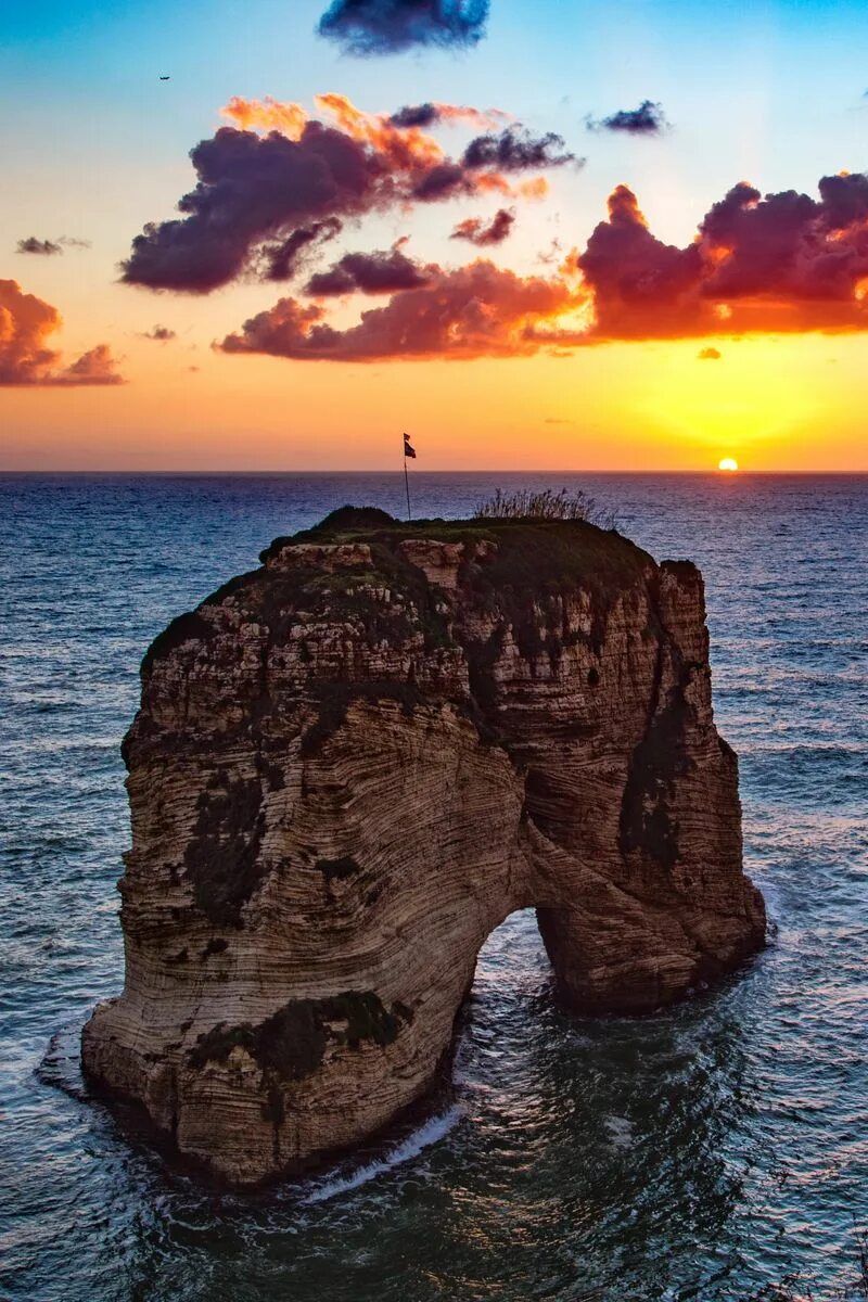 Телефона бейрут. Бейрут море. Beirut Lebanon скала. Красивые скалы. Море скалы.