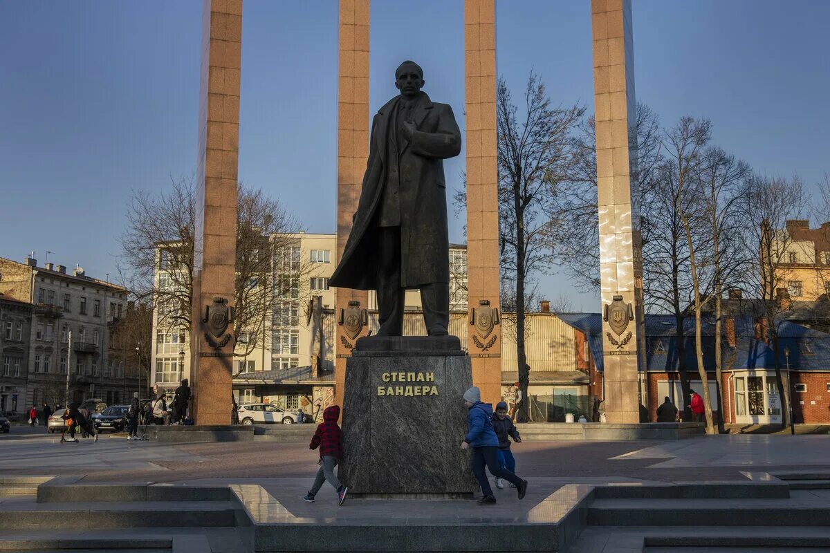Памятник бандере во львове фото Нацизм против мрамора: какие памятники разрушали на Украине РИА Новости, 27.06