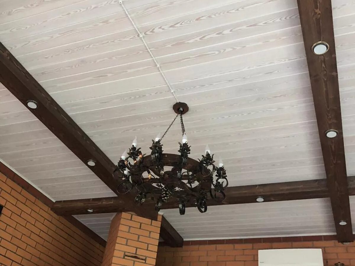 потолок из мдф панелей. деревянные потолочные панели. потолочные панели мдф. потолочная вагонка штиль. потолки красивые из мдф.