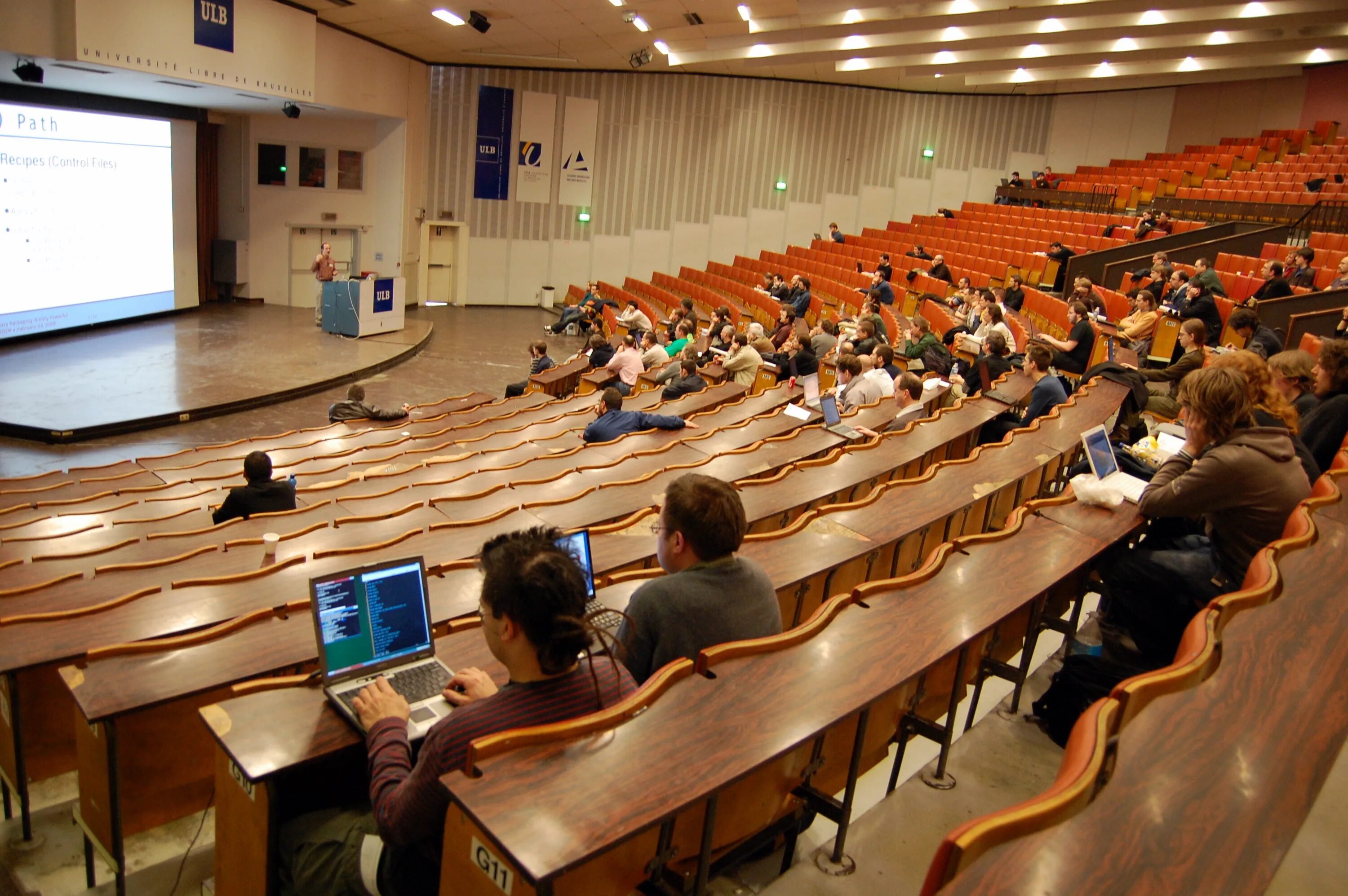 Students theatre. Аудитория в университете. Лекционная аудитория. Аудитория амфитеатр. Лекция в аудитории.