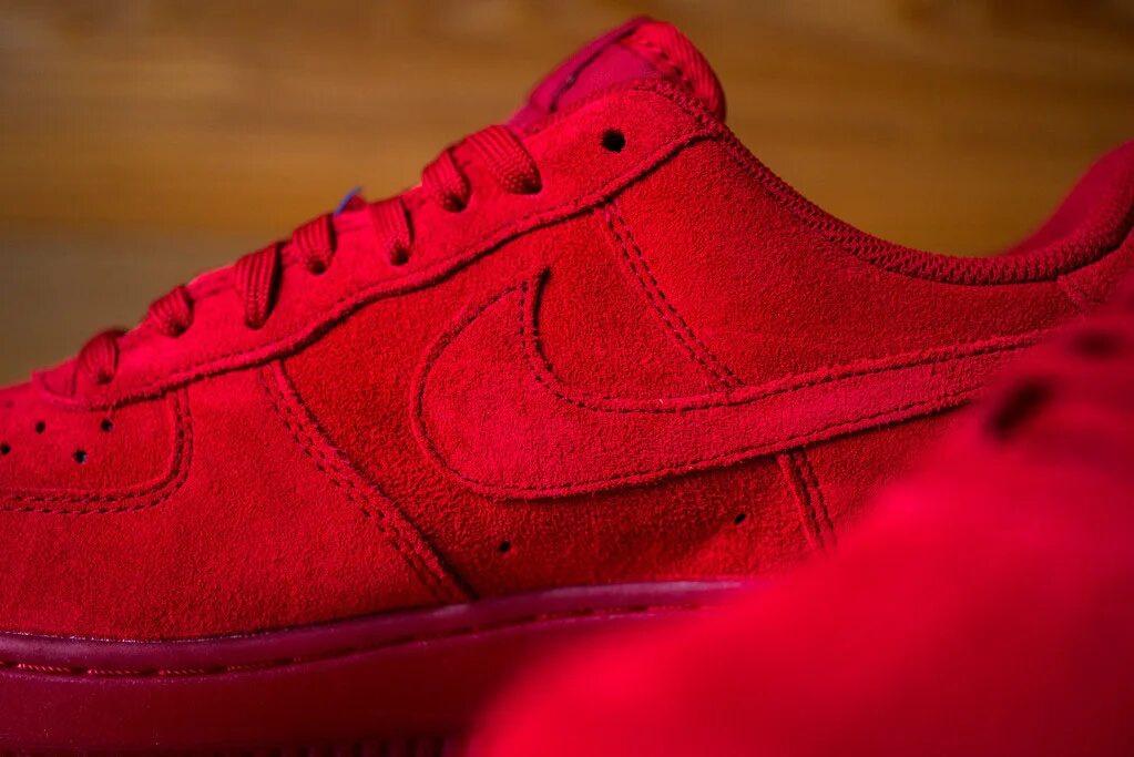 Найк замша. Nike Air Force 1 Red. Nike Air Force 1 Low Red. Nike Air Force 1 07 Suede. Air Force 1 Red Low лютые.