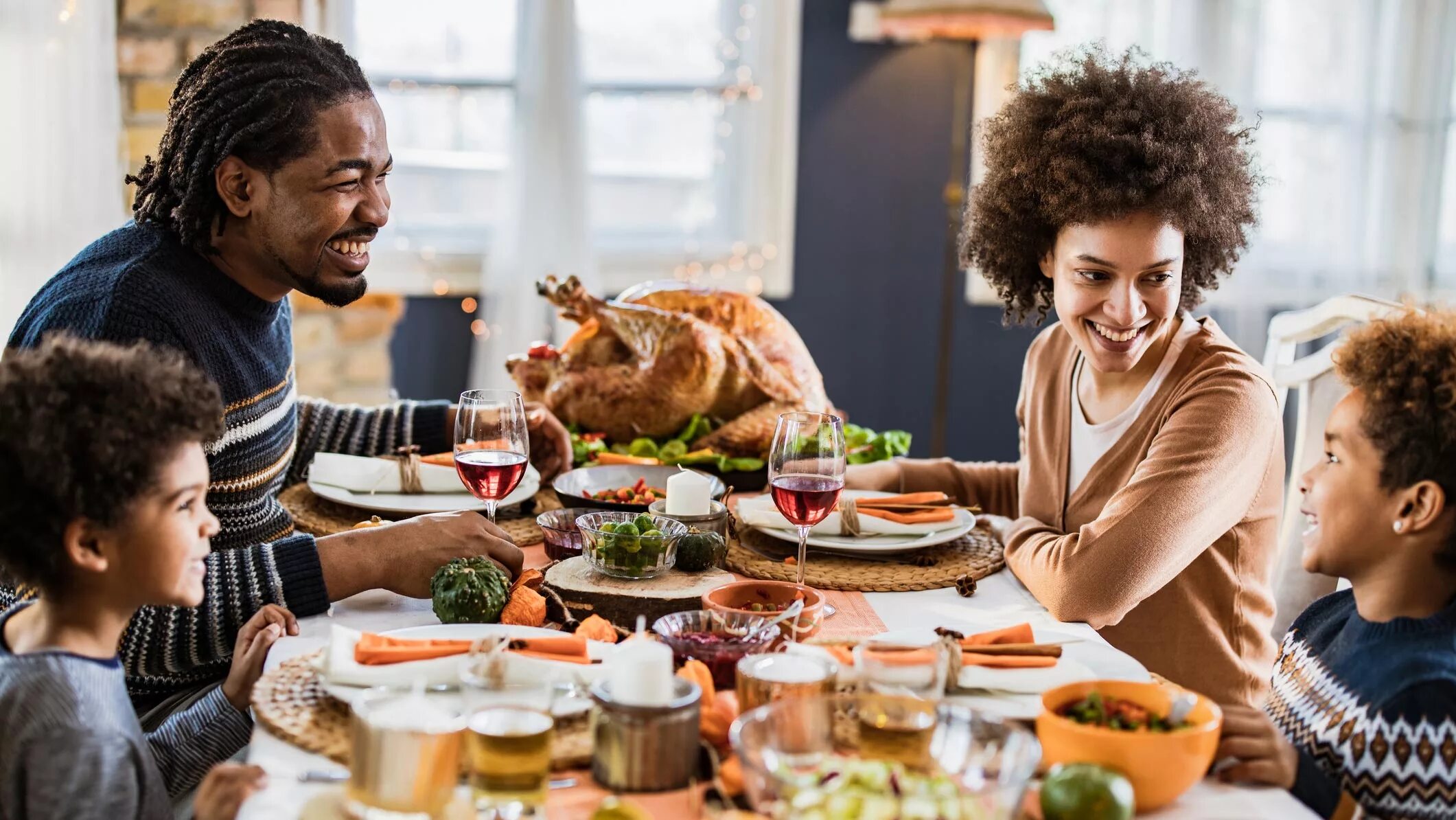 They were eating. День Благодарения – Thanksgiving. День Благодарения фильм 2007. День Благодарения в США семья. Ужин в американской семье.